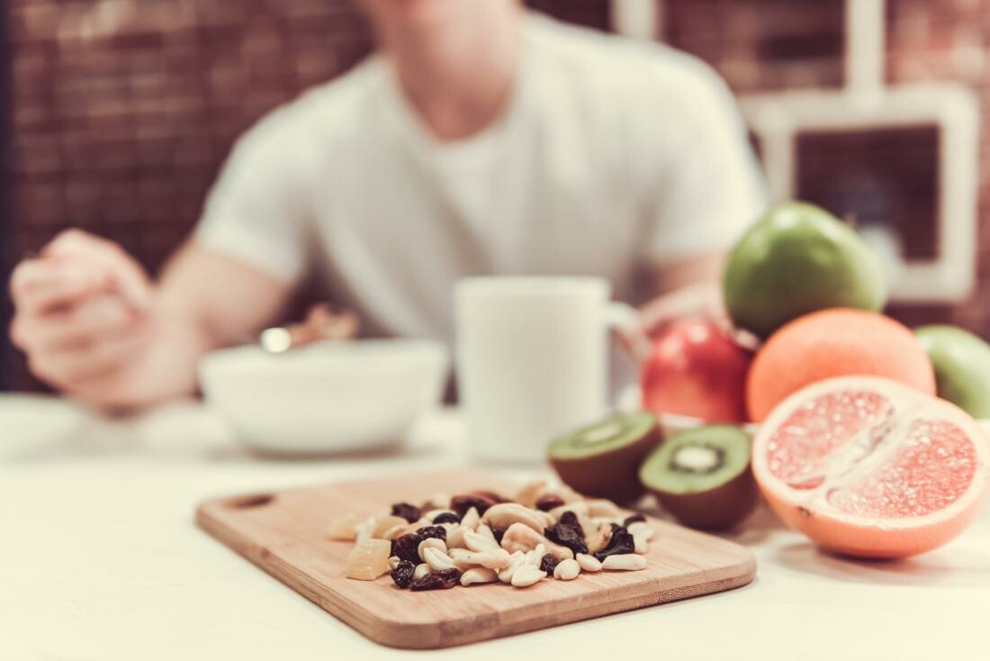 diet for venous healthÁp dụng một chế độ ăn uống lành mạnh có thể giúp bảo vệ mạch máu. (Nguồn ảnh medicalnewstoday.com)
