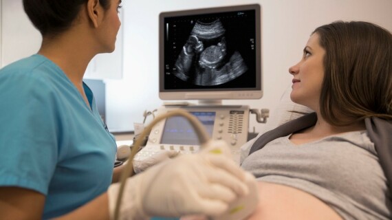 Hình: Siêu âm thai có thể cho biết giới tính thai nhi. Nguồn: Very well family