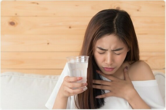 Uống từ từ nước lạnh có thể giúp kích thích dây thần kinh phế vị giúp ngừng nấc cụt. Nguồn ảnh: shutterstock