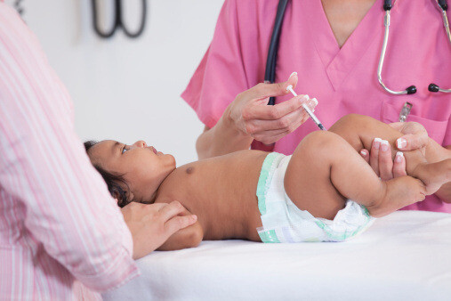 Tất cả trẻ sơ sinh đều nên được tiêm phòng ngừa virus viêm gan B. (nguồn: cdc.gov)
