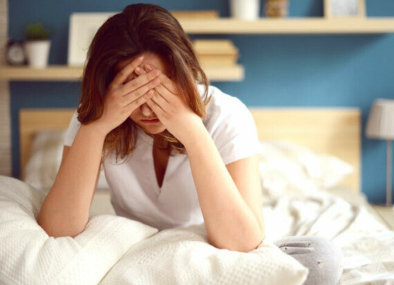 Khi dùng fexofenadine có thể gặp tác dụng phụ như buồn nôn, buồn ngủ, đau đầu (nguồn ảnh: healthline.com)
