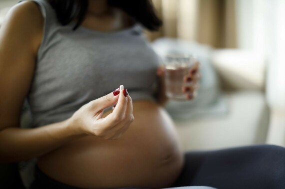 Phụ nữ mang thai và cho con bú không nên tự ý dùng Betamethasone. Nguồn ảnh: Healthline