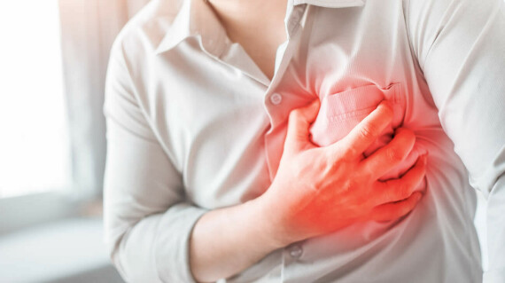 Đau ngực là triệu chứng thường gặp ở bệnh thiếu máu cơ tim. Nguồn ảnh: vascularhealthclinics.org