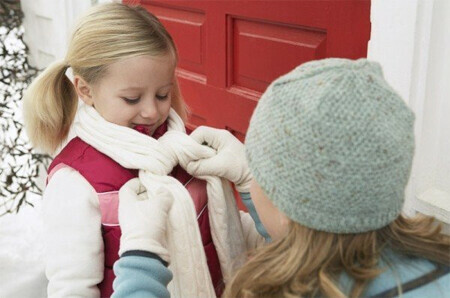 Điều cần thiết nhất để ngăn ngừa bỏng lạnh là mặc quần áo ấm  Nguồn ảnh: giaoducthoidai.vn