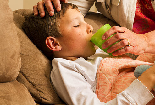 Chúng ta có thể giúp hệ thống miễn dịch của mình chống lại nhiễm trùng đường tiêu hóa tại nhà bằng cách nghỉ ngơi và uống nhiều nước. (nguồn: m.yersinclinic.com)