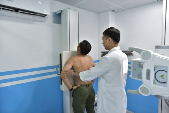 Hình ảnh: Hướng dẫn tư thế chụp Xquang lồng ngực cho người bệnh. Nguồn: Medlatec