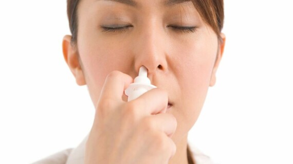 Người bệnh có thể bị xót niêm mạc mũi tức thời khi xịt thuốc Agerhinin