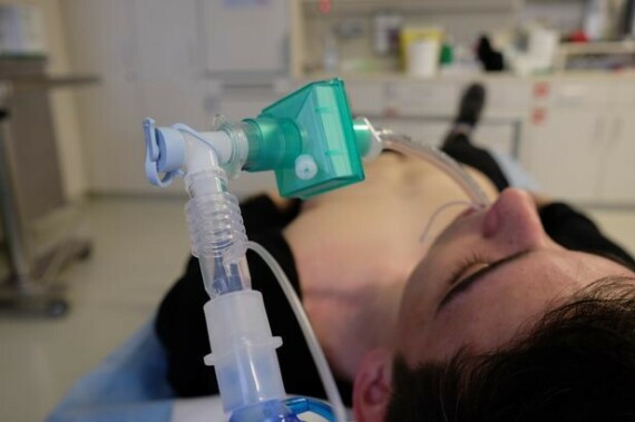 Thở máy xâm nhập qua ống nội khí quản được chỉ định trong trường hợp bệnh nặng. Nguồn ảnh: https://www.birmingham.ac.uk.