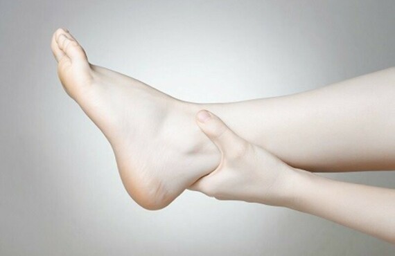 Phù cổ chân là tác dụng phụ có thể gặp phải khi sử dụng thuốc