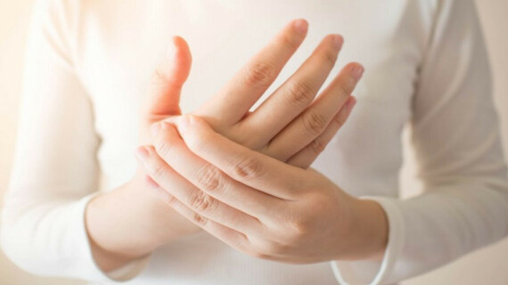 Thuốc AkuriT-4 có thể gây dị cảm ở bàn chân và bàn tay