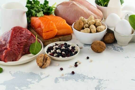 Bạn có thể nhận được một lượng nhỏ L-carnitine từ chế độ ăn uống của mình bằng cách ăn thịt và cá.  Nguồn ảnh: gymbeam.
