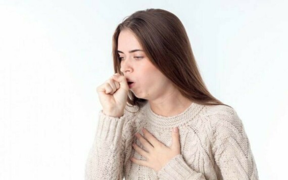 Ho và đau họng là các tác dụng phụ phổ biến khi sử dụng thuốc Acilesol