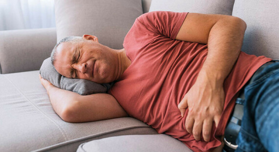 Đau bụng là một trong các tác dụng phụ thường gặp khi sử dụng thuốc Aczandia