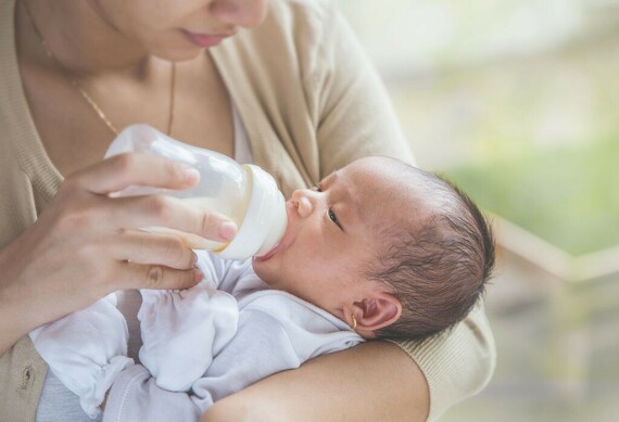Một số loại bình sữa của trẻ sơ sinh cũng chứa BPA. Nguồn ảnh: parenting.firstcry.com