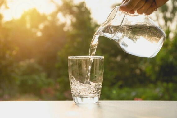 Sử dụng bình nước bằng thủy tinh thay vì bình nhựa. Nguồn ảnh: tachwellnessblog.com