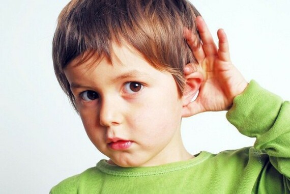 Trẻ bị câm không có phản ứng với âm thanh
