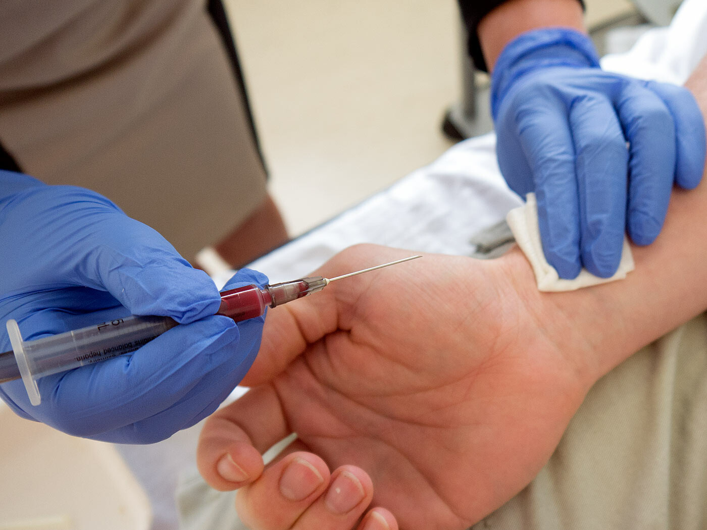 Sau khi lấy máu điều dưỡng sẽ đặt 1 miếng bông lên vị trí lấy máu. Nguồn ảnh: medistudents.