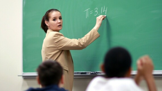 Các giáo viên thường xuyên sử dụng giọng nói rất hay bị khàn giọng, nguồn ảnh edutopia.org