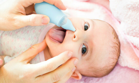 Hình: Trẻ nhỏ dưới 3 tháng, rửa mũi cho trẻ ở tư thế nằm, đầu nghiêng một bên. Nguồn: Child Safety Expect 