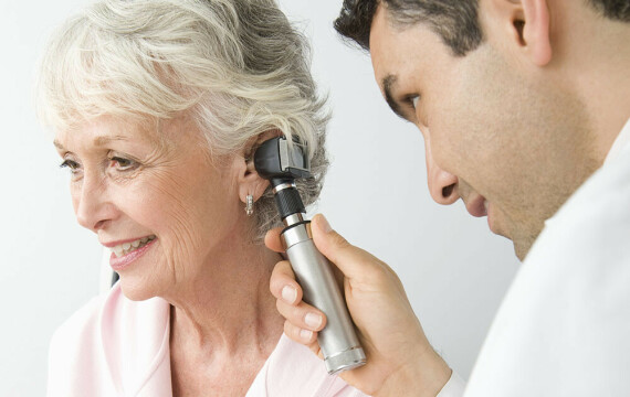 Ống soi tai là dụng cụ giúp bác sĩ thăm khám bên trong tai. Nguồn ảnh: https://doctorshearingservices.net.