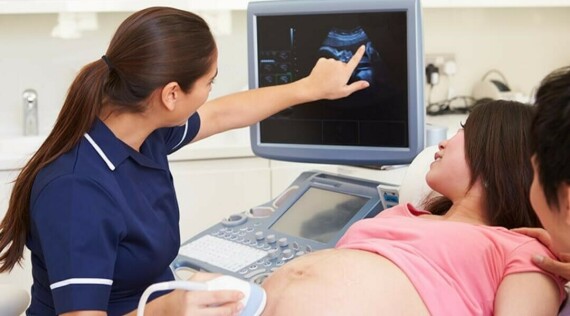 Hình: Khám thai định kỳ để phát hiện, theo dõi tụ dịch màng nuôi và các bất thường thai kỳ.   Nguồn: NPS MedicineWise