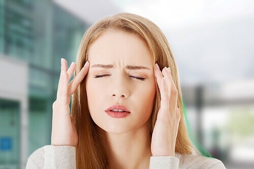 Nhức đầu dữ dội sau khi té xe, em có nên đến bệnh viện?Uống thuốc có thể gây đau đầu.