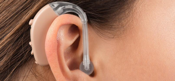Máy trợ thính có thể giúp cải thiện tình trạng nghe và chất lượng cuộc sống. Nguồn ảnh: https://coastalearnoseandthroat.com.