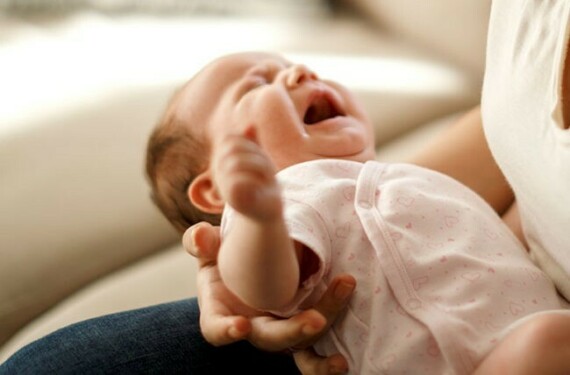 Trẻ quấy khóc, co chân về phía bụng là những dấu hiệu bậc phụ huynh cần chú ý. Nguồn ảnh: health.clevelandclinic.org