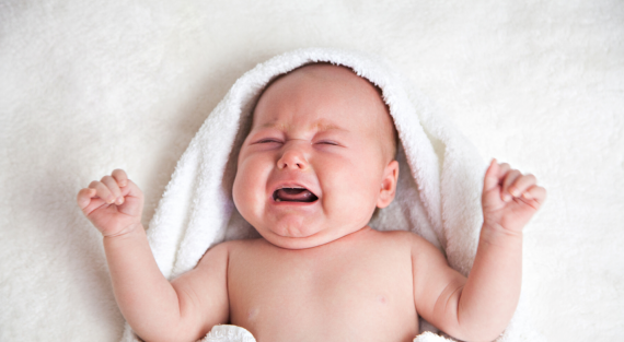 Trẻ quấy khóc có thể do đau tai. Nguồn ảnh: babycareadvice