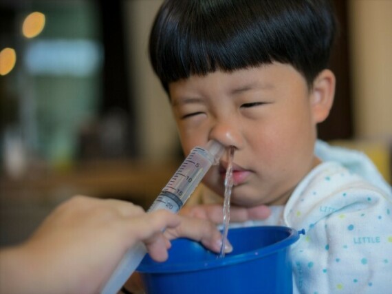 Hình: Rửa mũi cho trẻ lớn trên 1 tuổi. Nguồn: Insider
