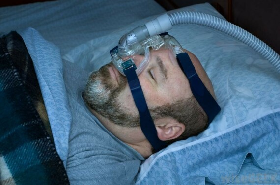 Với những trường hợp ngưng thở mức độ nặng, thời gian và số lần ngừng thở kéo dài thì bệnh nhân sẽ được sử dụng máy thở khi ngủ. Nguồn ảnh: stepbystep.com