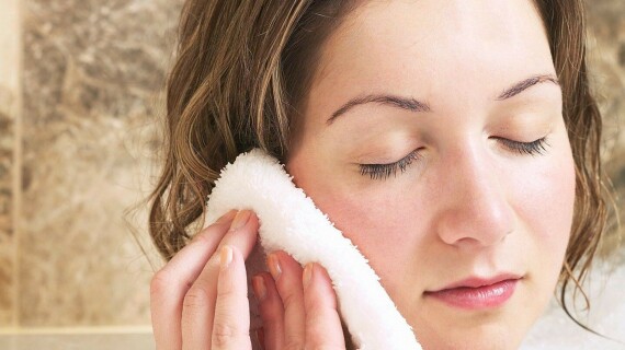 Đắp khăn lạnh vào tai giúp giảm đau tai. Nguồn ảnh: everydayhealth