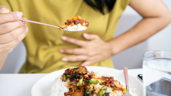 Tránh ăn đồ ăn cay có thể giúp làm giảm chứng khó tiêu của bạn, nguồn ảnh healthdigest.com