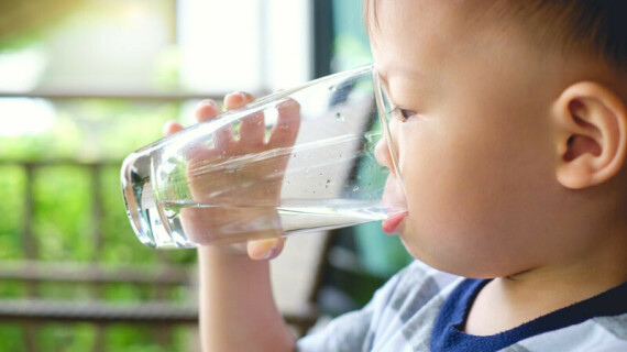 Bổ sung nước là điều cần thiết giúp cơ thể bệnh nhân không bị mất nước.Uống thuốc nên uống với nhiều nước.