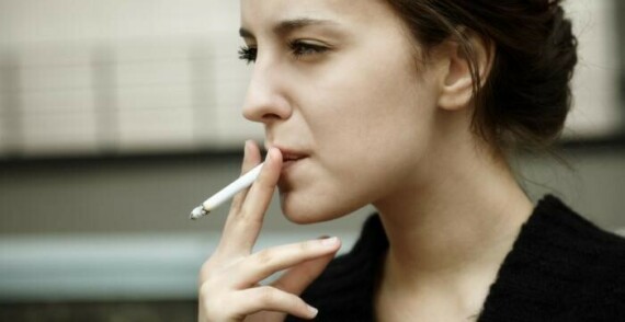 Hình 2. Hút thuốc lá làm tăng nguy cơ vô sinh nữ (Nguồn: medicalnewstoday.com)