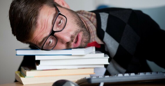 Những người mắc chứng ngưng thở khi ngủ thường xuyên bị mệt mỏi và buồn ngủ ban ngày.   Nguồn ảnh: calmsage.com
