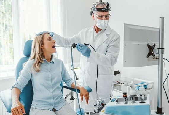 Bác sĩ có thể phải nội soi tai mũi họng của bạn để tìm kiếm nguyên nhân gây ra mất tiếng, nguồn ảnh medicinenet.com