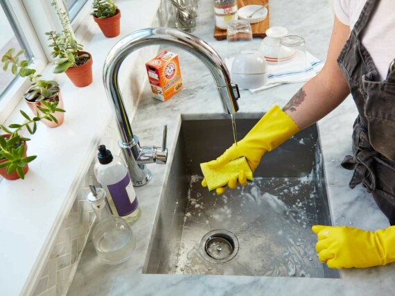 Đeo găng tay khi rửa bát giúp bảo vệ móng. Nguồn ảnh: thekitchn.