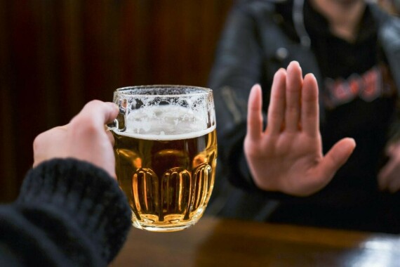Khi bị khàn giọng bạn nên tránh uống rượu bia, nguồn ảnh medbriefnamibia.com