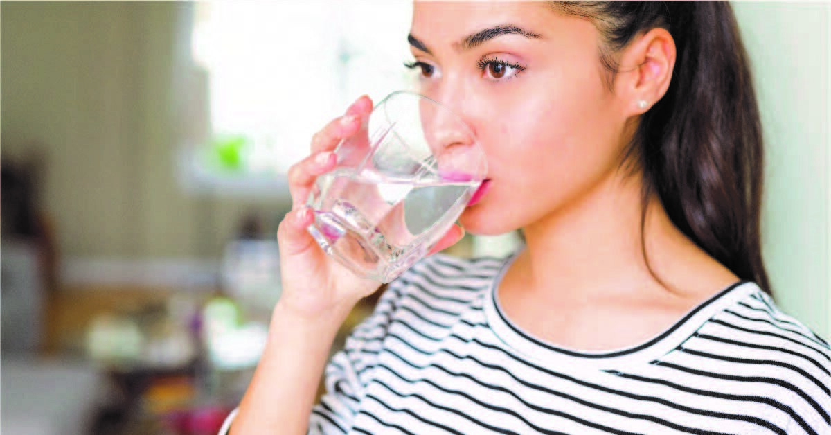 Uống nhiều nước để hòa loãng nước tiểu (Nguồn ảnh: soti nutrition)