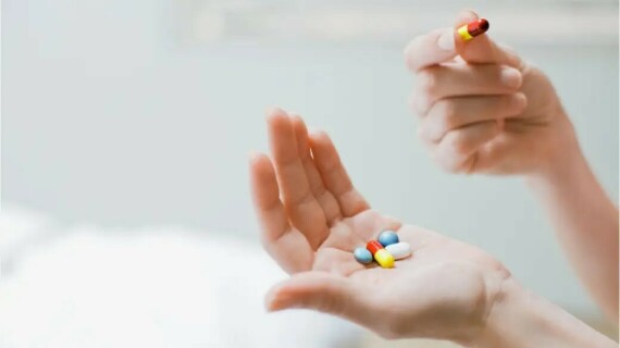 Một số loại thuốc như thuốc kháng sinh, chống nôn, giảm đau cũng có thể được chỉ định. Nguồn ảnh; globalnews.ca
