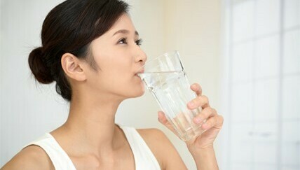 Bạn nên uống nhiều nước để giúp cải thiện tình trạng mất tiếng của mình, nguồn ảnh nationaljewish.org
