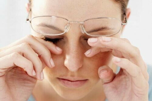 Sử dụng Dinax Inj có thể gây nhòe mắt ngay sau khi nhỏ thuốc